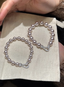 Elegant faux pearl bracelet featuring a crystal-encrusted horseshoe clasp for women.