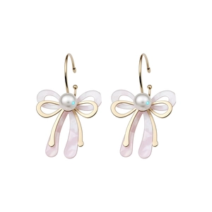 Boucles d'oreilles élégantes en forme de nœud avec perles, acétate rose et finition or