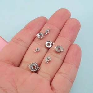 Detailweergave van diverse roestvrijstalen ronde hangerbases die in de hand worden gehouden