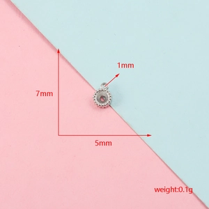 Macro-weergave van een minuscule ronde edelsteenbasis van staal met parelrand