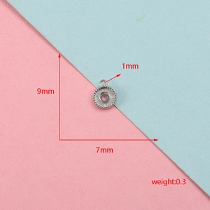 Gedetailleerde afmetingen van een kleine ronde roestvrijstalen bezel bedelhanger