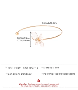 Detailed view of vintage gold flower choker with exact size and weight specifications