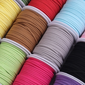 Detail van gekleurde suède koorden op rollen voor DIY sieraden en bloemverpakkingen