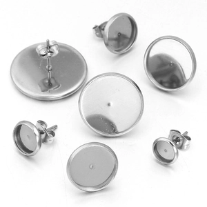 Nahaufnahme von runden Ohrstecker-Rohlingen aus Edelstahl mit Verschlüssen für DIY-Schmuck