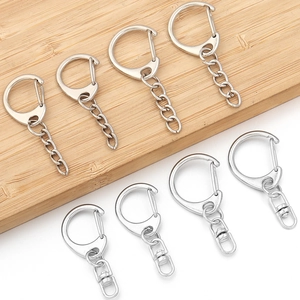 Detailansicht silberner D-Ring Karabinerverschlüsse mit Ketten für DIY Schmuckdesign