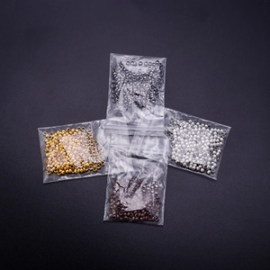Vista macro de cuentas espaciadoras de metal multicolor para la creación de joyas DIY