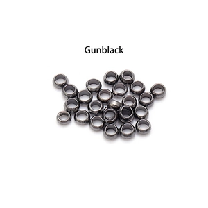 Primer plano de cuentas espaciadoras de metal gunblack para joyería y pulseras DIY