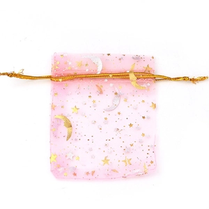 Detail der hellrosa Organza Geschenktüte mit goldenem Sternenmonddruck und Kordelzug