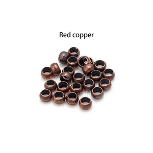 Detalle de cuentas espaciadoras de cobre rojo para la creación de joyas DIY y pulseras
