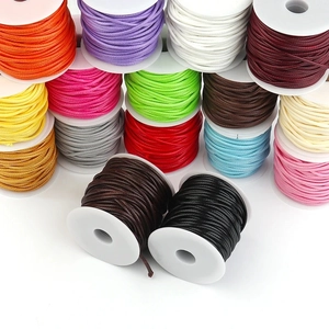 Rollos de cordón encerado de colores en carretes blancos para joyería y pulseras DIY