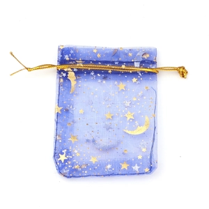 Detail der dunkelblauen Organza-Geschenktüte mit goldenem Sternen- und Mondfoliendruck