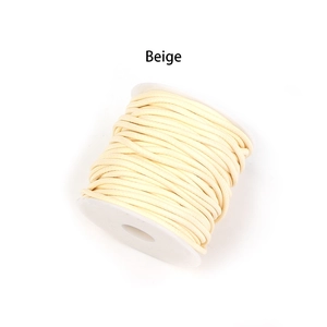 Primer plano de cordón trenzado de PU beige en carrete blanco para crear joyería