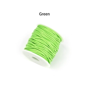 Primer plano de cordón encerado verde brillante en carrete blanco para joyería artesanal