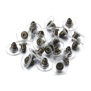 Vista macro de cierres de pendientes en bronce con discos de silicona para joyería DIY