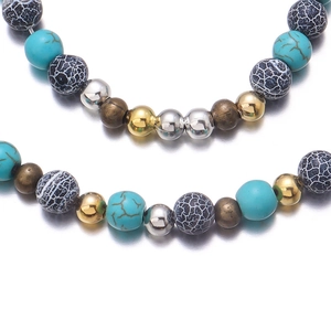 Macro-detail van turquoise kralen en metalen ijzeren kralen voor DIY-sieraden maken