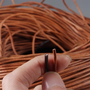 Macro-opname van de doorsnede van rond echt lederen koord voor DIY-sieraden