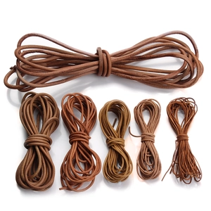 Detailopname van diverse ronde leren koorden in bruintinten voor het maken van DIY sieraden