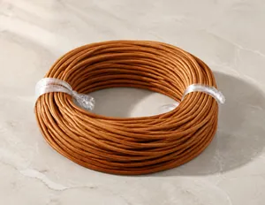 Gros plan sur cordon en cuir véritable marron 1,5 mm pour la création de bijoux DIY