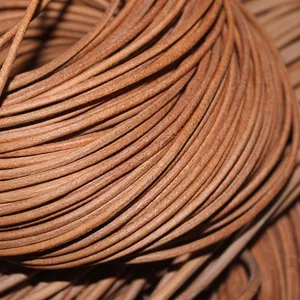Vue macro du cordon rond en cuir véritable marron clair pour création de bijoux DIY