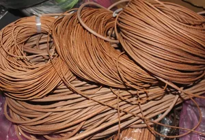 Gros plan sur des cordons en cuir véritable marron pour la création de bijoux DIY