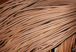 Gros plan de cordons ronds en cuir véritable naturel pour accessoires de bijoux DIY