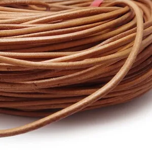 Macro d'un cordon en cuir véritable rond marron de 2mm pour la création de bijoux DIY