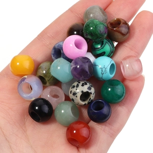 12mm sortierte Natursteinperlen mit großen Löchern in der Hand für DIY-Schmuckherstellung