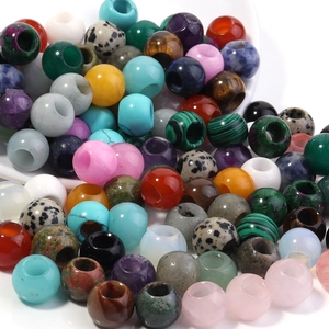 Makroaufnahme von 12mm bunten Naturstein-Großlochperlen für DIY-Schmuckherstellung