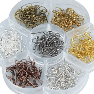 Assortimento di ganci per orecchini fai-da-te in sette colori in una scatola di plastica