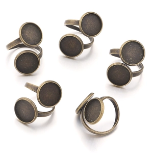 Detail der verstellbaren Bronze-Ringbasis mit doppeltem Rundtablett für DIY-Schmuckzubehör