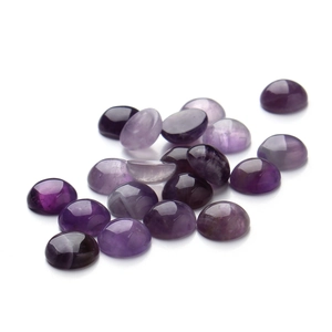 Gepolijste natuurlijke amethist cabochons op witte achtergrond voor DIY sieraden