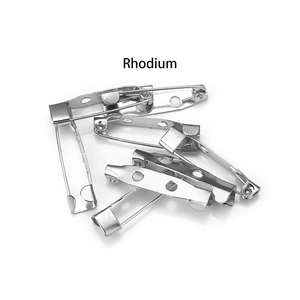 Détails macro des épingles à broche en rhodium argenté pour la création de bijoux