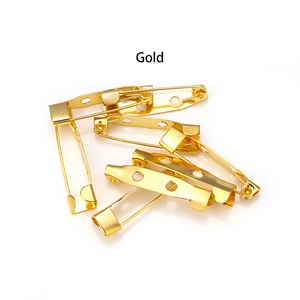 Vue détaillée de broches de sécurité dorées avec trois trous pour accessoires bijoux DIY