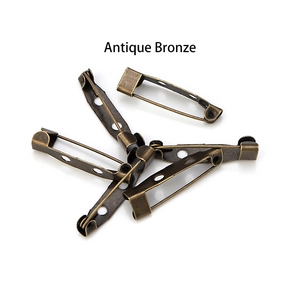 Vue détaillée d'épingles à nourrice en bronze antique avec trous de couture pour DIY