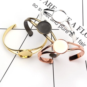Detailopname van vierkleurige DIY-armbandbases met ronde bezeltrays voor het maken van sieraden