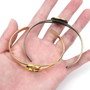 Detail van de zilveren DIY-armbandvoet voor het zetten van sieradenstenen