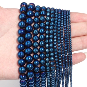 Dettaglio di perle di ematite blu scuro metallizzato in varie dimensioni per gioielli DIY