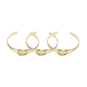 Detailopname van drie verstelbare gouden DIY-armbandbases met ovale zettingen
