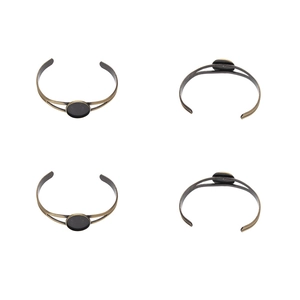 Set van vier antieke bronzen armbandhouders met ronde bakjes voor doe-het-zelf sieraden