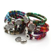 Details bunter geflochtener DIY Lederarmbänder mit geometrischen Vintage-Metallknöpfen