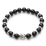 Detailaufnahme von 8mm schwarzen Achatperlen und silbernem Buddhakopf-Charm auf Armband
