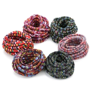 Dettaglio di cordini in cotone 6mm stile bohémien con motivi geometrici colorati