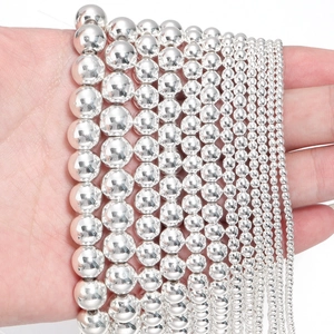 Dettaglio di perle in ematite argentata in varie dimensioni per creazione gioielli DIY