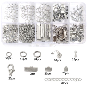 Vista detallada del kit de accesorios de joyería DIY con cierres de langosta y anillas