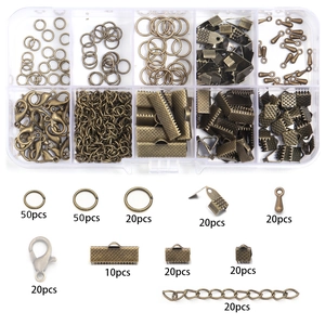 Detalle del kit de bisutería en bronce antiguo con cierres de langosta y anillas abiertas