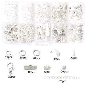 Detalle del kit para hacer joyas de plata con cierres de langosta y anillas abiertas