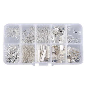 Detalle del kit de joyería DIY plateado con cierres de langosta y anillas abiertas en caja