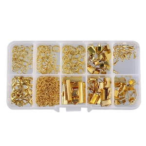 Detalle de kit de accesorios dorados para joyería con cierres de langosta y anillas abiertas