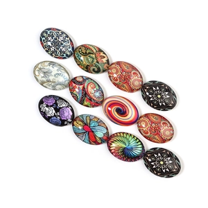 Detailansicht ovaler Glas-Cabochons mit bunten böhmischen und Mandala-Ethnischen Mustern