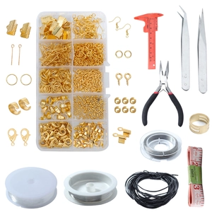 Kit de joyería DIY dorado con caja de accesorios y calibre rojo sobre fondo blanco